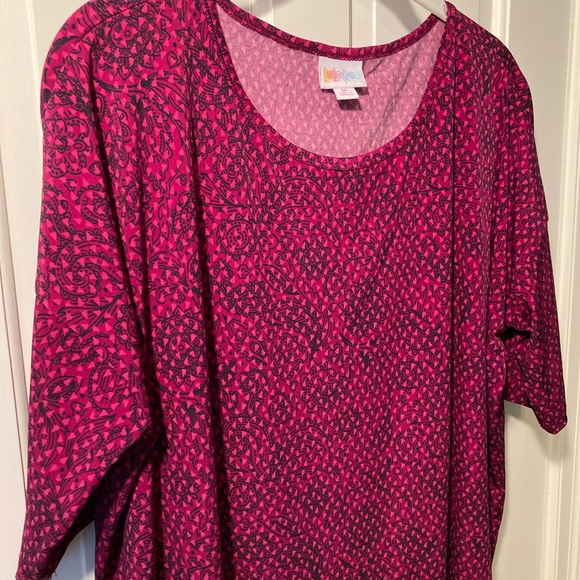 Lularoe Woman’s Medium Tee T Shirt Burgundy Pink Paisley Floral High Low - Picture 3 of 12